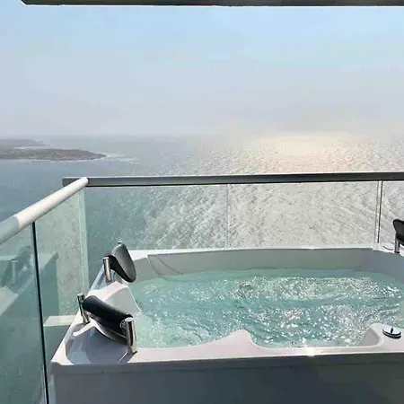 3 Bedroom Sunset Penthouse Private Jacuzzi *